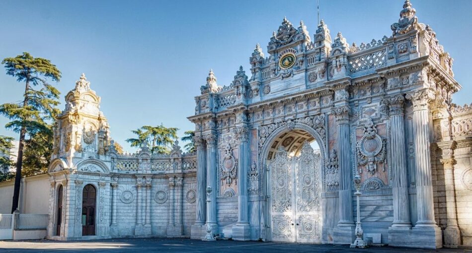 Dolmabahçe Sarayı: İstanbul’un Göz Kamaştırıcı Mirası