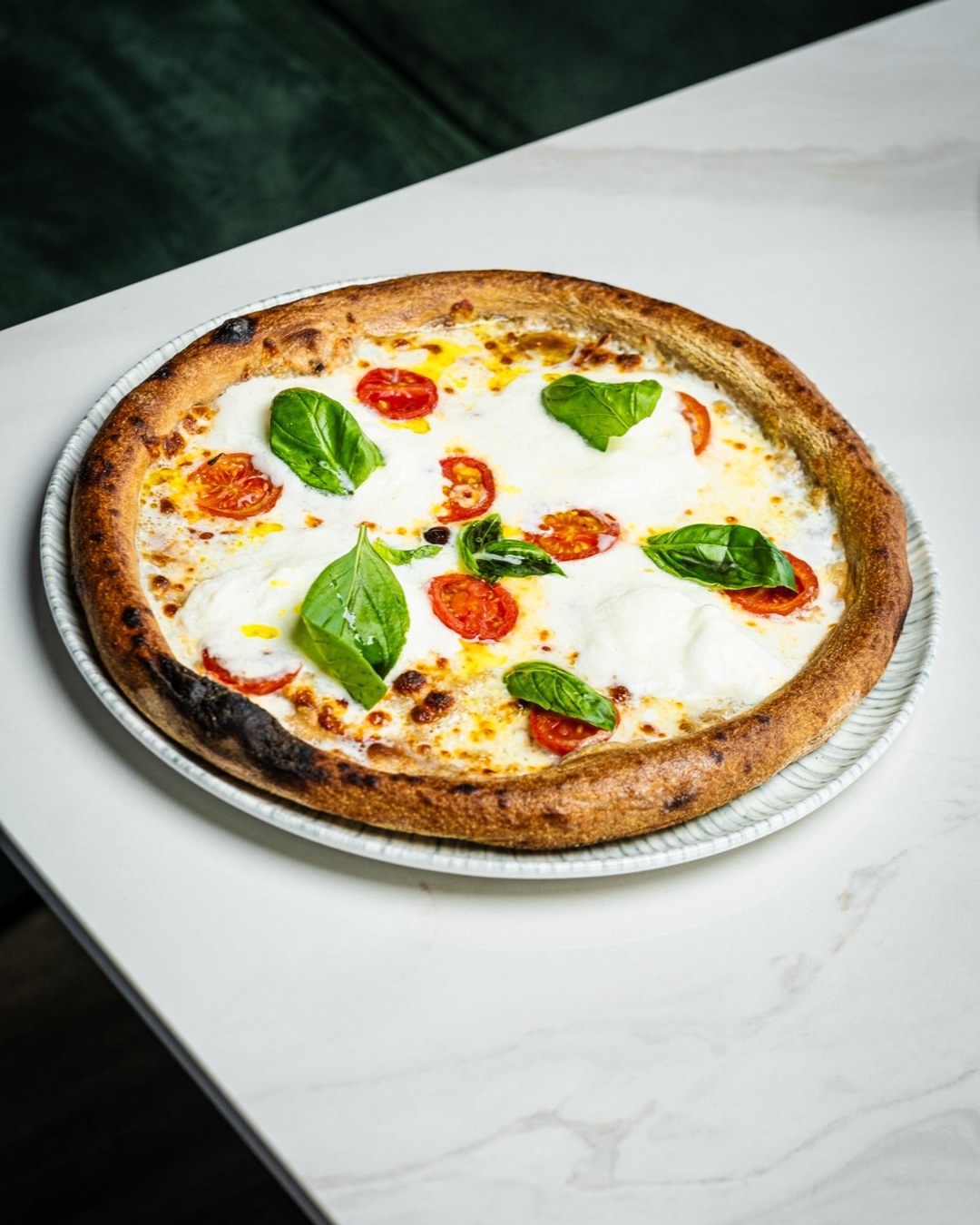 Loi Bosphorus - thin-crust pizza with mozzarella, cherry tomatoes and fresh basil