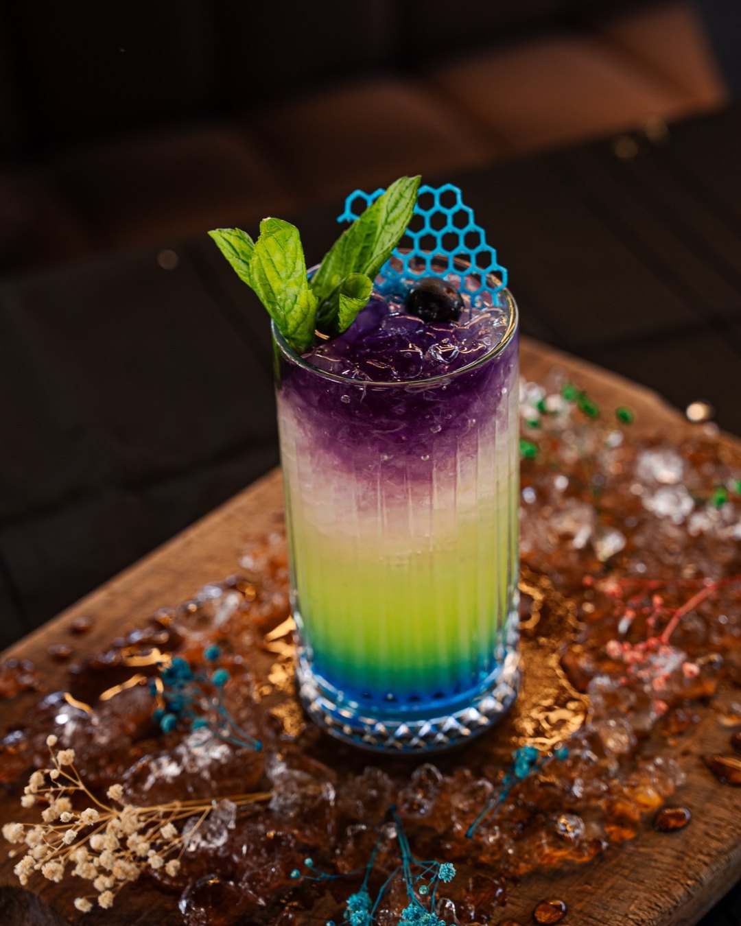 Loi Bosphorus - taze naneli, mor ve yeşil katmanlı mojito tarzı mokteyl